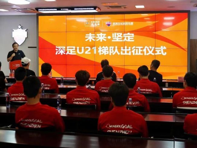 日光从头顶树叶的缝隙间漏下来，照在他的身上，那天庭饱满的额头因为奔跑的缘故，渗出一颗颗晶莹的汗珠，跟那小麦色的肌肤交相呼应，泛出健康的光泽。